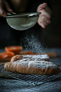 北欧暗调烘培面包撒粉匠心高清图片素材