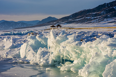 新疆赛里木湖冬季冰雪美景高清图片