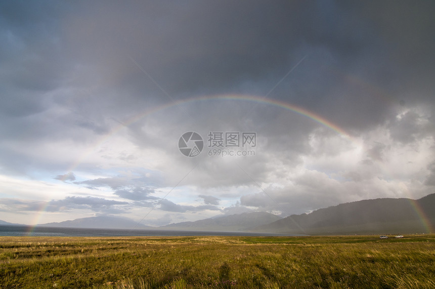 新疆赛里木湖畔雨后彩虹图片