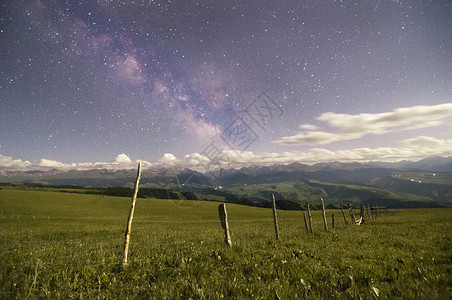 黑夜草地新疆天山牧场星空美景背景
