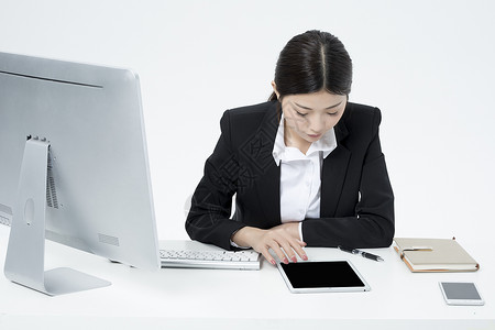 拿着平板电脑的职业女性商务高清图片素材
