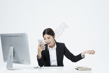 电话生气交谈的职业女性图片