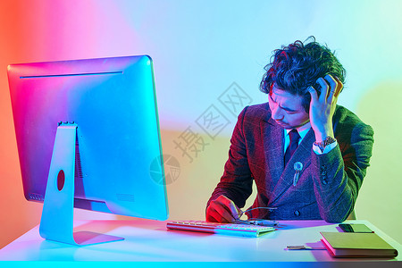 商务男性色彩创意休闲坐姿蓝色科技背景
