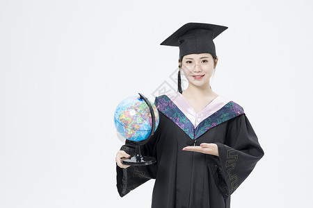国内游学拿着地球仪的毕业女大学生背景