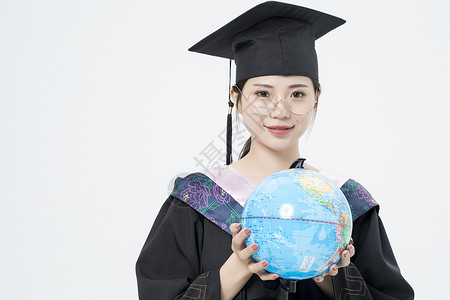 海外游学拿着地球仪的毕业女大学生背景