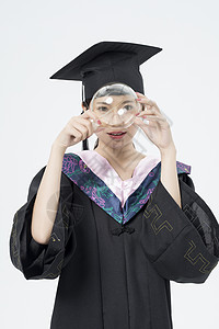 拿着灯泡的毕业女大学生图片