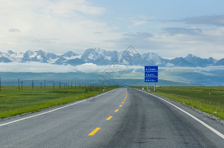 透视感新疆独库公路高速路背景