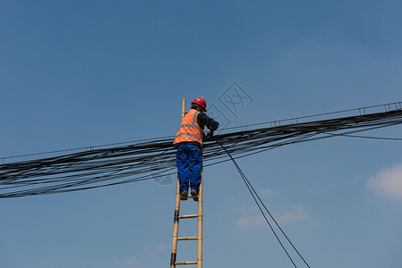 蓝天下维修线路的工人建设高清图片素材