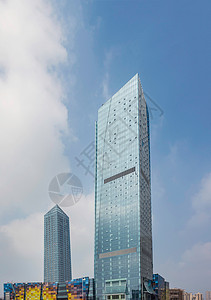 蓝天白云下高耸的现代建筑物玻璃幕墙高清图片素材