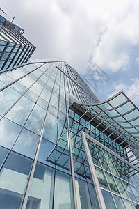 蓝天白云下高耸的现代建筑物商业大厦高清图片素材