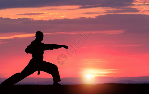 男人功夫夕阳下的武术剪影设计图片