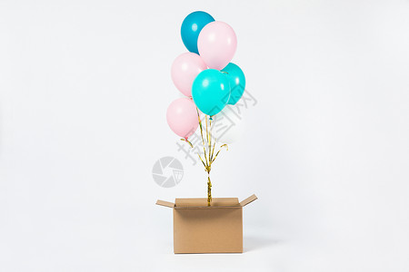 粉蓝色爱心气球快递箱里的气球背景