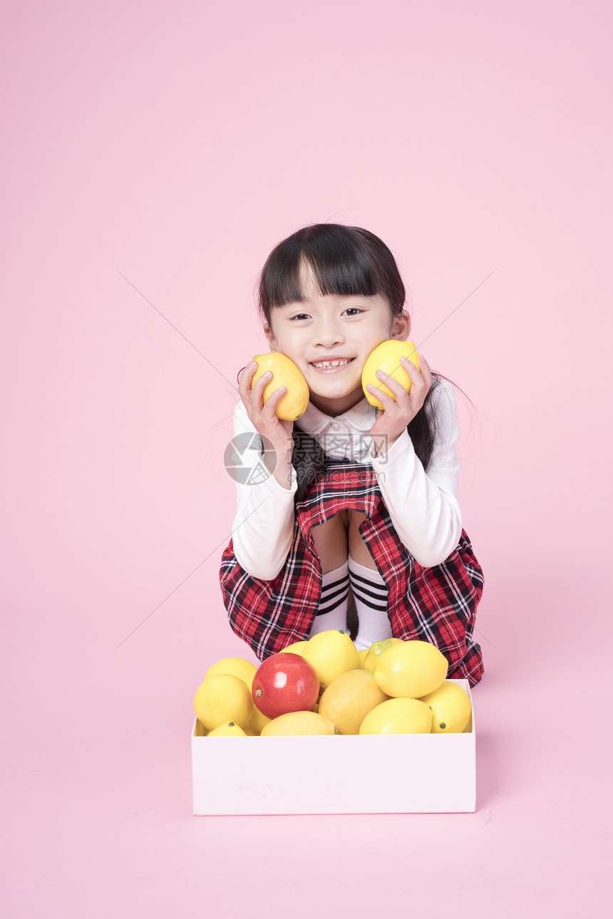 拿着柠檬的小女孩图片