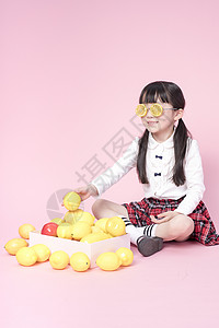 戴着柠檬眼镜的小女孩图片