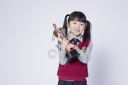 可爱胜利素材拿着奖杯的小女孩背景