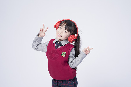 儿童耳机戴着耳机的小女孩背景