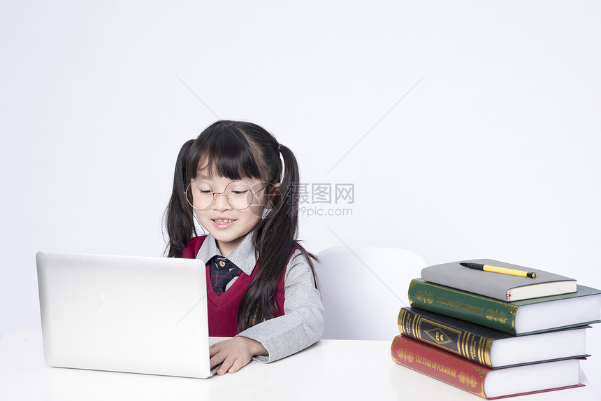 用笔记本电脑学习的小女孩图片
