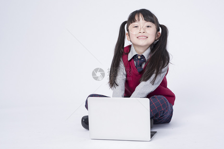 拿着笔记本电脑的小女孩图片