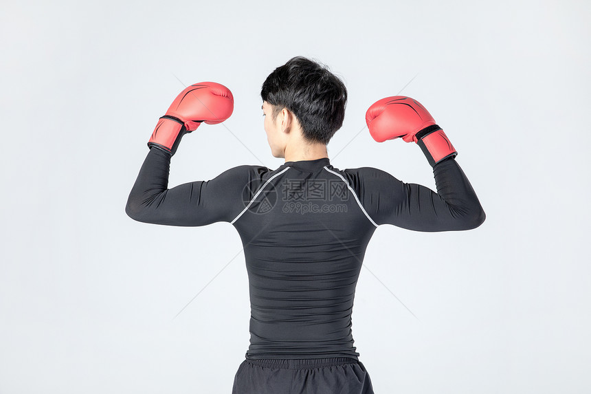 运动男性人像拳击手套图片