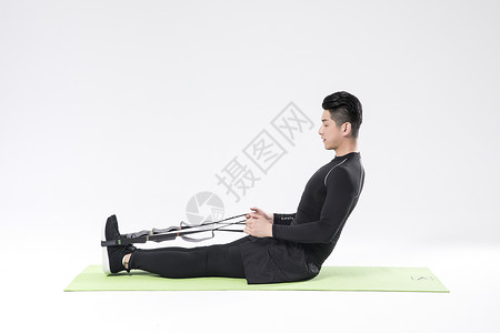 用瑜伽绳拉升的运动男性高清图片