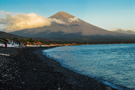 印尼巴厘岛上的阿贡火山背景图片