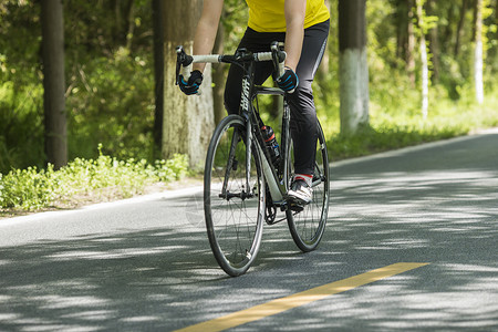运动员在户外骑行公路自行车高清图片素材