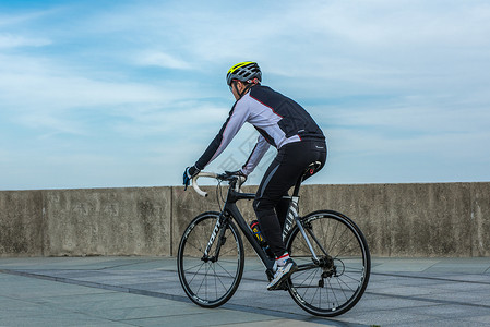 户外骑行男人骑公路车高清图片