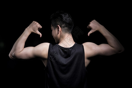 黑色光影背景展示肌肉的运动男性背景