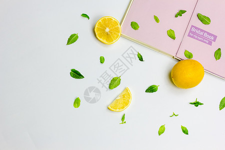 柠檬薄荷叶和笔记本背景图片