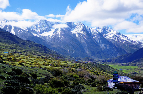 云朵和光芒德钦梅里雪山背景