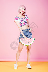 时尚女性手拿西瓜包创意造型高清图片