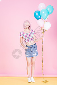 手拿气球的时尚创意女性背景图片