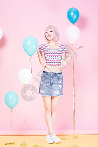 假发美女粉色背景气球创意照背景图片