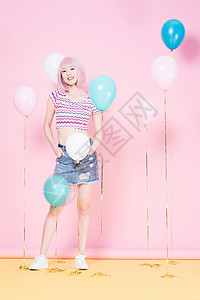 假发美女粉色背景气球创意照背景图片