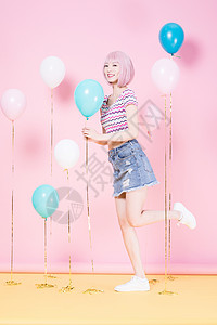 假发美女粉色气球创意照背景图片