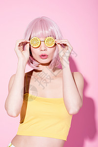 活力女性柠檬粉色假发性感美女戴搞怪眼镜背景
