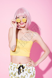 活力女性柠檬粉色假发性感美女戴搞怪眼镜背景
