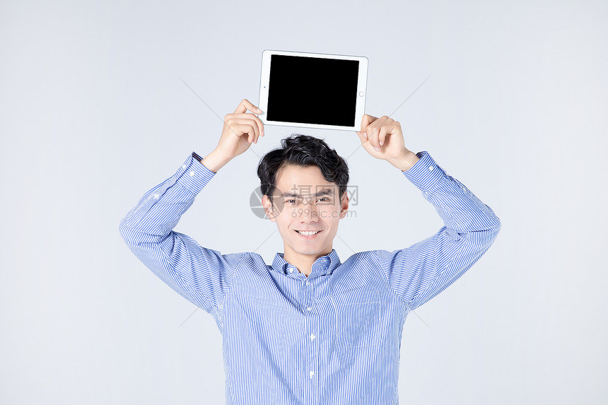 青年男性人像平板电脑展示图片