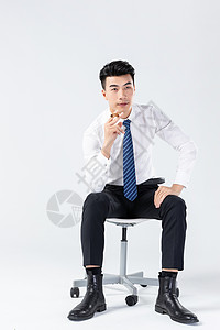 商务男士坐椅上拿着雪茄商业高清图片素材