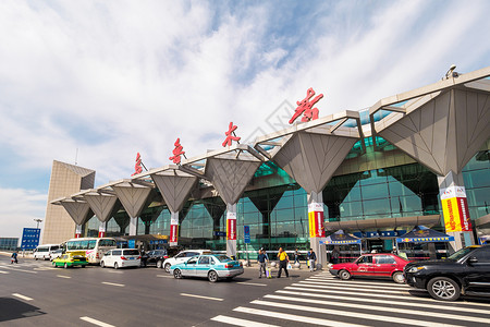 新疆乌鲁木齐机场公路高清图片素材