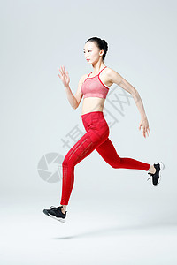 大步跑步冲刺的健身女性图片