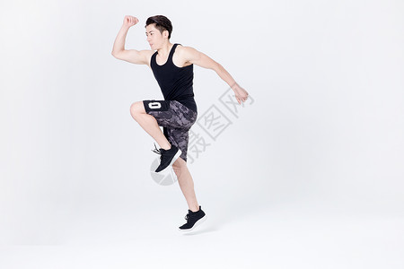 运动男性人像高抬腿动作图片