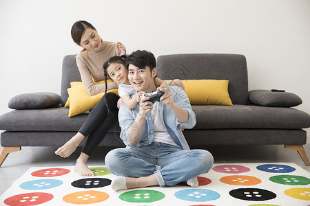 一家人在客厅里一起打游戏机图片