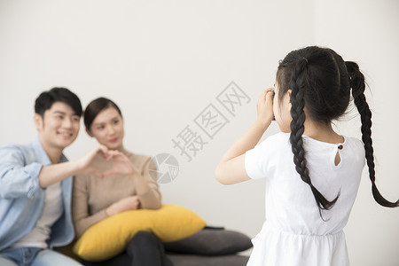 相亲相爱一家人在客厅相互拍照背景