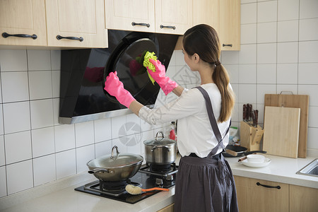 打扫卫生的女人妈妈在新家厨房打扫卫生背景