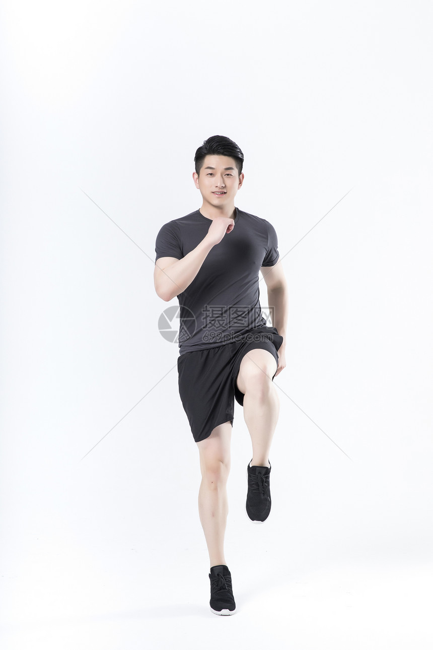 跑步的运动男性图片
