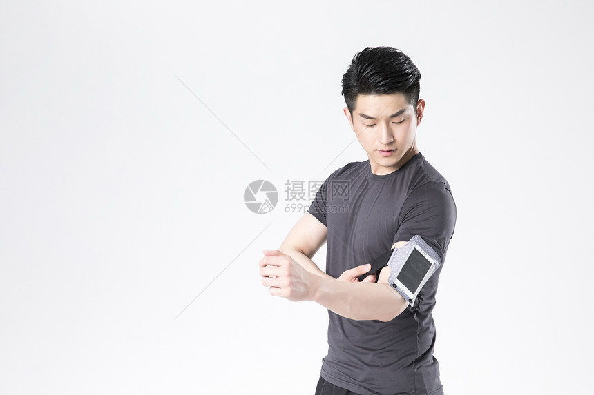 绑手机臂带的运动男性图片