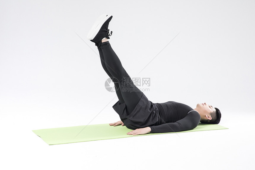 锻炼腹部的运动男性图片