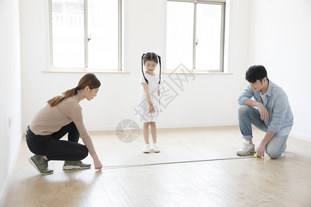 小孩房测量房子的一家人背景