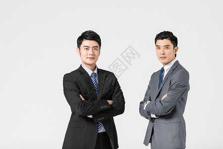 两个商务男性抱胸图片